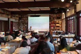 这本关于宋代绘画的《画里春秋》，有一本“龙鳞装”版本图片