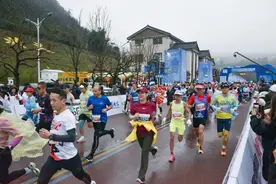 跑向“最美万峰林”｜多彩贵州马拉松超级联赛启幕图片