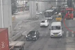 上海交警追疯！7岁男孩骑电驴在滚滚车流中S形穿梭……图片