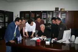 他们挥了挥手，和我们说了再见……图片