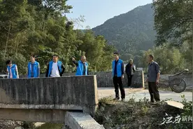 吉安县天河镇：修建河堤护坡解民忧图片