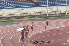 全国田径大奖赛一男子打伞“闯入”赛道 组委会：其他运动员误入，未对比赛造成实质影响图片