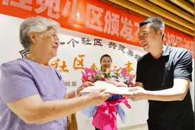 海淀区首个棚改征收项目居民拿到房产证图片