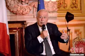 这位法国友人，有一枚“001”号奖章图片