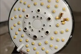 “当场就吐了”！男子洗澡时发现花洒疑粘粪便，酒店回应图片