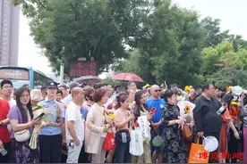 一位陪考姐姐的爱与守护图片