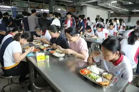 取消学校教职工食堂，也打通了师生的“心墙”丨九派时评图片