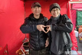 无声世界里的人生：聋哑大哥夜市卖臭豆腐走红，靠双手月入过万图片