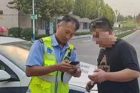 莱州交警争分夺秒开辟“生命通道”图片
