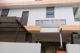 印度一医生未经家属同意为15岁男孩做手术，过程中反复观看视频教程，患者死亡后他丢下遗体跑了图片