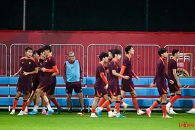 国足在大连似乎走出0比7惨败阴影，主帅伊万主动问候现场媒体图片