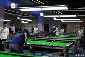 4000亿产业，中小型台球厅火爆，一根球杆八千块图片