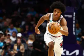 威尔斯意识清醒且四肢活动正常 但遭遇右手腕骨折图片