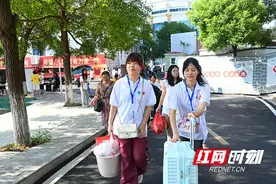 湖南交通工程学院：特殊“姐妹花”加入志愿者队伍一起迎接新生图片