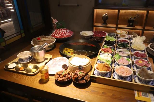 当重庆火锅遇上海派生活，“嘉”门口的夜生活亮了！