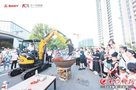 挖掘机“炒”出美味小龙虾图片