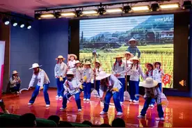 亲子劳动教育进校园，赵屯小学第三届亲子草莓节开幕图片