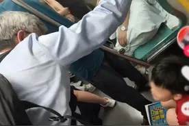 被地铁上坐地看书小孩哥打动，北大博导回应：很励志，没有收徒图片