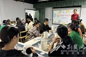 四美苑小区工会小组开展温馨手工活动，花草灯点亮“邻里情”图片
