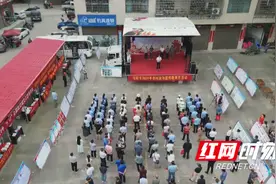 祁阳：政法系统来摆摊 赶集日上送大餐图片