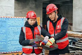 青岛：工地上拍婚纱照 帮建筑女工圆梦图片