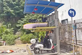 双层升降 免费停放 付费充电 南山区试点安装电单车停车库图片