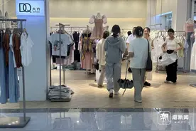 杭州服装市场夏装清仓 年轻人追求性价比成消费主力图片