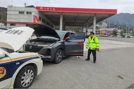 丹寨：接亲小车服务区遇困境 交通运输执法人员暖心援助图片