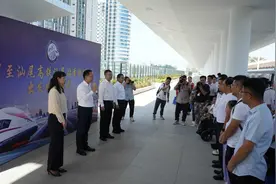 广汕高铁开通首日，汕尾站“早鸟”乘客快乐出发！图片