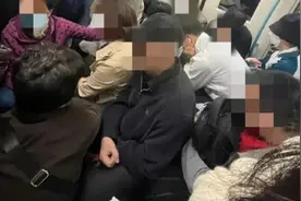 上海地铁“板凳族”被反复提醒后，索性变成“坐地族”？图片