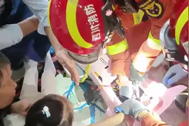 小女孩被玩具车“咬手” 自贡消防细心救援图片