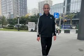 建德一群70岁大爷玩滑板图片