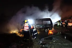 在零下12℃的大风天灭火，消防员的战斗服脱下后能立起来图片