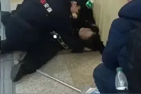 跪地救助乘客的小姐姐找到了，原来是她！现场游客录下冰城这温暖一幕……图片