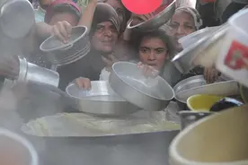 以军空袭加沙援助车队致4名巴勒斯坦人死亡图片