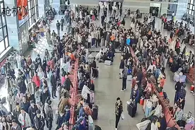 北京西站一旅客晕倒心脏骤停，为救人检票口临时“改道”图片