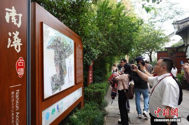 浙江南浔古镇：游人尽享水乡风情