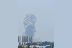 山东高密一化工车间发生爆炸，一公里外饭店窗户被震碎，当地：现场已疏散完毕，具体情况核实中图片