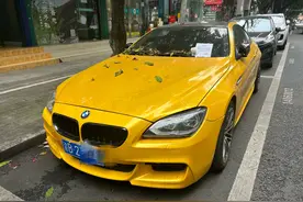 重庆一宝马车在蓉占道停车欠费近2000元？收费员：停了快一个月，一直没人取图片