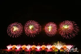 烟花表演融合国风元素，上海金山城市沙滩今夜“海上升花”图片