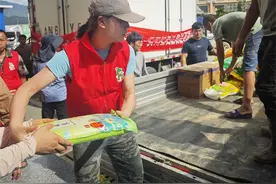 一人肩扛8箱泡面！“00后”女孩支援榕江：“我有力气，能搬东西，总能帮上点忙”图片