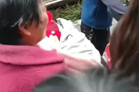 重庆一老人捡到婴儿，身旁留有纸条？当地派出所证实：已送医检查图片