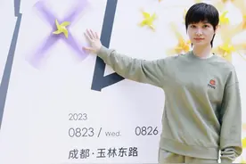 30秒丨李宇春闪现成都街头，“玉米”路标吸引粉丝前来打卡图片
