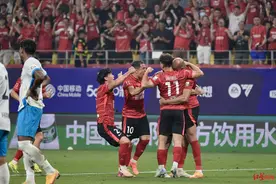 战平西海岸！成都蓉城虽然连胜终结，但在赛后重拾《海阔天空》→图片