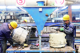 记者直击废旧家电拆解 10分钟完美拆解一台废旧洗衣机图片