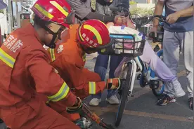 私装共享单车“带娃神器”频卡脚，曾有母亲大呼后悔图片