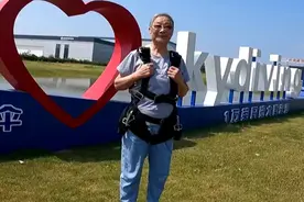 “国外老太太能跳，我也能！”84岁奶奶从三千米高空一跃而下图片