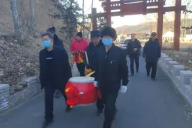 荣立三等功 敲锣打鼓喜报送到家图片