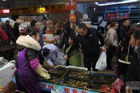 活虾和鲍鱼成畅销年货 每天有近四万人逛昆明最大海鲜市场图片