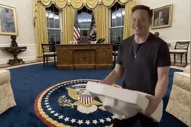 暗示将进入特朗普政府？马斯克发图：抱着水槽进总统办公室视频封面